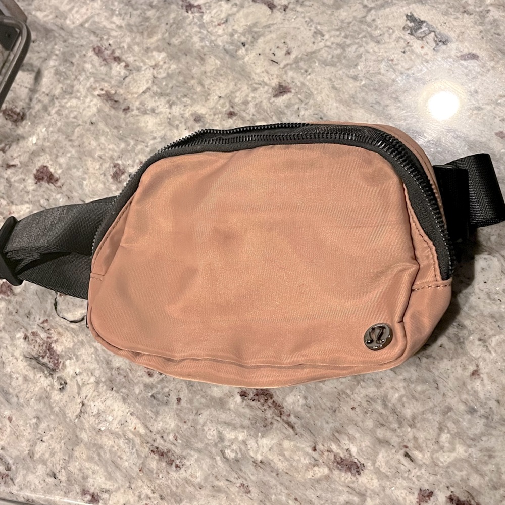 Lululemon everywhere belt bag